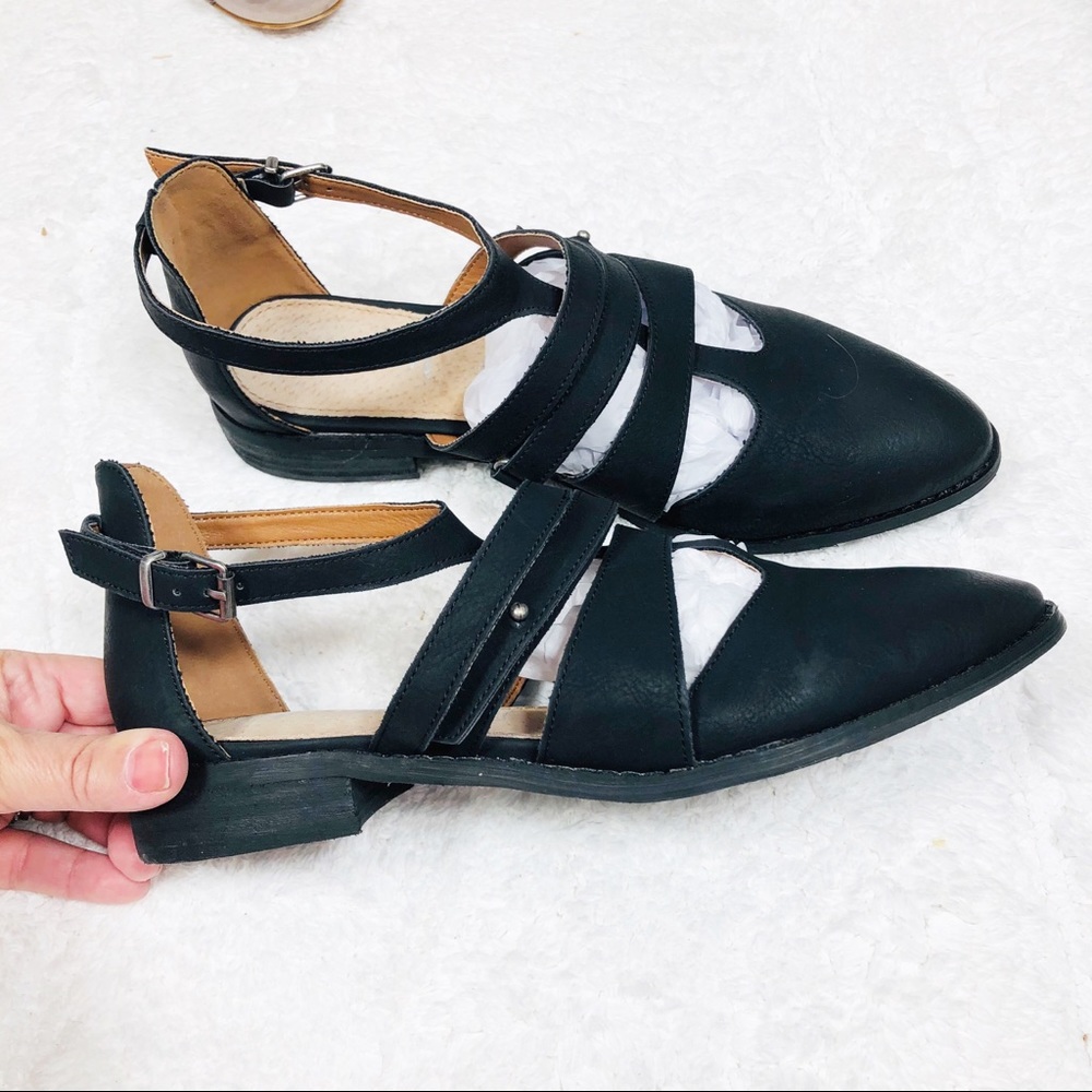 Mi.iM black leather strappy flats sz7